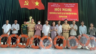 Tuyên truyền an toàn giao thông đường thủy cho người dân vùng “rốn lũ”