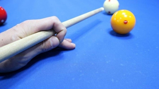 Dùng gậy đánh bi-a chọc vào mắt bạn dẫn đến tử vong