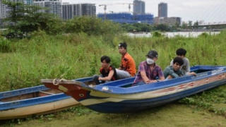 Cột cửa nhốt bảo vệ, dùng xuồng trộm tài sản