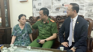 Trao sổ tiết kiệm tặng 3 gia đình liệt sỹ Cảnh sát hy sinh