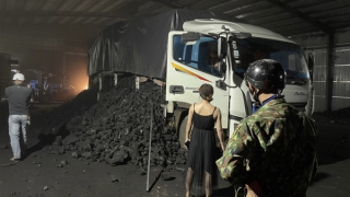 Bị kiểm tra tải trọng, tài xế bỏ chạy rồi xả hàng