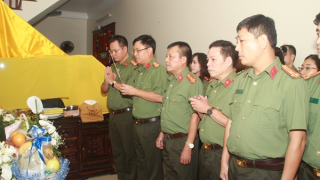 Cục An ninh nội địa thăm, tặng quà gia đình 3 liệt sĩ Công an hy sinh khi tham gia chữa cháy