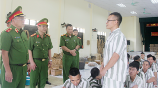 Ngóng đợi ngày đặc xá