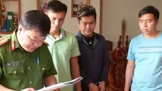 Cho bé gái vay tiền với yêu cầu thế chấp ảnh khoả thân, clip "nóng"