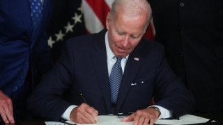 Có gì trong đạo luật trị giá 740 tỷ USD mới được Tổng thống Mỹ ký?