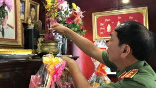 Thứ trưởng Trần Quốc Tỏ thăm các gia đình cố lãnh đạo Bộ Công an và Ban An ninh Trung ương Cục miền Nam