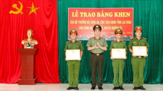 Trao bằng khen của Bộ trưởng tặng Công an xã Mù Cả cứu dân gặp nạn