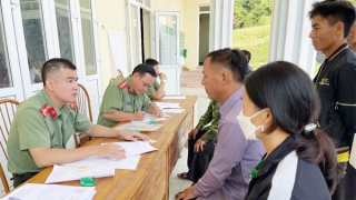 Đến tận xã cấp hộ chiếu cho người dân