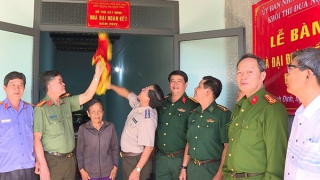 Bàn giao nhà tình nghĩa cho hai hộ gia đình khó khăn