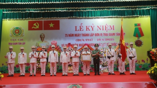 Trại giam Tân Lập đón nhận Huân chương Bảo vệ Tổ quốc hạng Ba