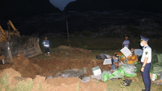 Tiêu hủy 1,2 tấn thực phẩm không rõ nguồn gốc xuất xứ