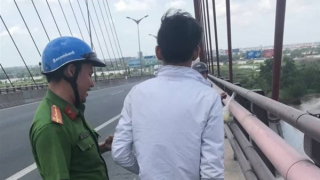 Người dân gửi thư cảm ơn Công an xã cứu người định lao xuống sông Hồng tự tử