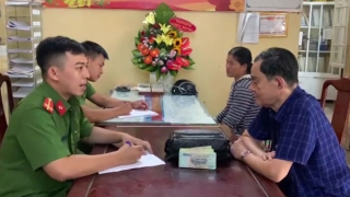 Công an phường trao trả 100 triệu đồng cho người đánh rơi