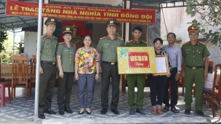 Quảng Ngãi trao tặng 2 nhà nghĩa tình đồng đội