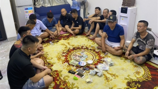 18 con bạc bị tóm trên sới xóc đĩa hàng trăm triệu đồng