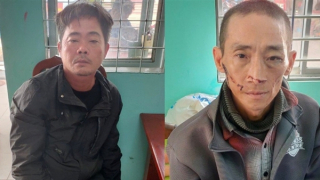 Hai cẩu tặc cầm súng chĩa bắn vào tổ tuần tra