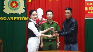 Nhặt được dây chuyền vàng, hai vợ chồng tìm người trả lại