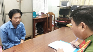 Mâu thuẫn với nhân viên, ném thuốc độc vào đầm tôm của chủ