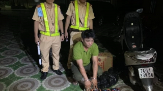 Đêm khuya chở pháo đi bán thì gặp Công an