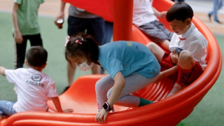 COVID-19 đang "khoét sâu" khủng hoảng dân số Trung Quốc