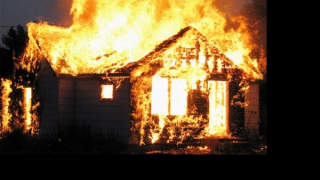 Không mượn được tiền, nghịch tử mua xăng đốt nhà cha mẹ