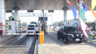 Tông gãy cần barie Trạm thu phí không dừng, đôi bên đòi bồi thường