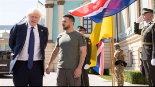 Ông Boris Johnson lại bất ngờ xuất hiện tại Kiev đúng dịp Quốc khánh Ukraine