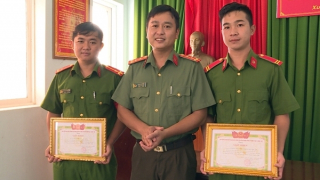 Tặng Giấy khen cho hai Cảnh sát PCCC dũng cảm cứu người