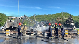 Xe tải gãy gục sau khi cháy dữ dội trên Quốc lộ 1A