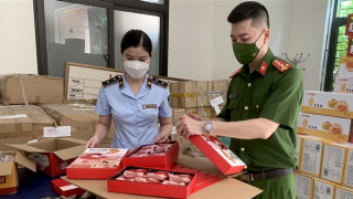 Thu giữ hàng nghìn chiếc bánh Trung thu không có nguồn gốc xuất xứ