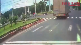 Bị phạt 3,5 triệu đồng, tước giấy phép lái xe 2 tháng vì vượt đèn đỏ