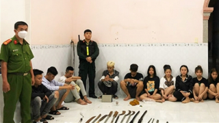 Chơi ma tuý xong, mang hung khí định đi "hỗn chiến"