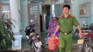 Công an tìm người thân cho người phụ nữ lớn tuổi đi lạc