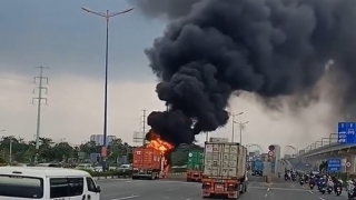 Xe đầu kéo cháy rụi trên xa lộ Hà Nội