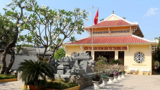 Viếng đền Trương Định