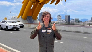 Phi công "tuổi teen" phá kỉ lục người trẻ nhất bay vòng quanh thế giới