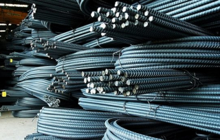 Bốc xếp sắt thép xây dựng, một nam thanh niên bị đè chết