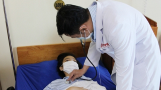 Bé gái mắc hội chứng đa polyps di truyền đặc biệt hiếm gặp