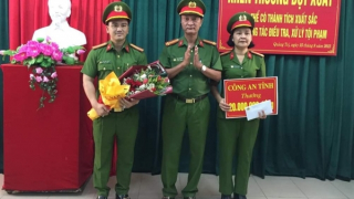 Khen thưởng vụ bắt giữ 3 đối tượng lừa đảo gần 49 tỷ đồng