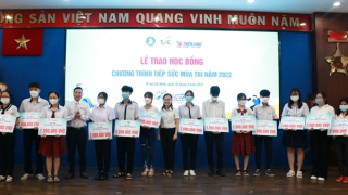 Trao tặng 60 suất học bổng cho thí sinh có hoàn cảnh đặc biệt khó khăn