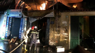 Dập tắt đám cháy nhà dân tại quận Hoàng Mai