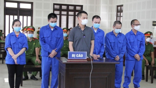 Cán bộ Sở nhận hối lộ giúp “chuyên gia dỏm” nhập cảnh trái phép