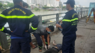 Lặn mò dưới Kênh Tẻ tìm kiếm người đàn ông mất tích