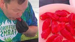 Tân kỷ lục gia về ăn ớt siêu cay