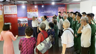 Trao lại hồ sơ, kỷ vật cho các cựu giáo chức đi B