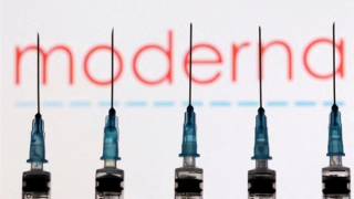 Moderna kiện hai đối thủ khổng lồ vi phạm bản quyền công nghệ sản xuất vaccine