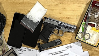 Bắt đối tượng thủ súng, chuyên bán ma túy cho người đồng hương