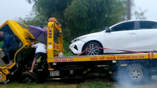 Giải cứu 2 người trong ô tô bị lũ cuốn tại Ngầm Hội Hương lúc nửa đêm