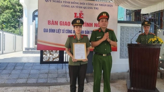 Bàn giao Nhà tình nghĩa cho vợ liệt sĩ Công an