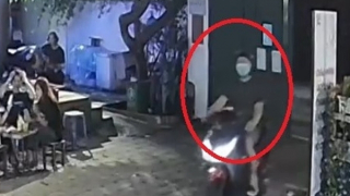 Con nghiện lao xe máy vào quán cà phê giật điện thoại